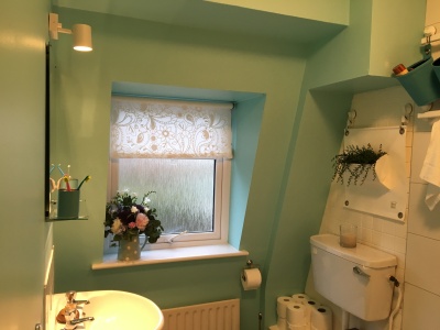 bathroom with bloomingwalls